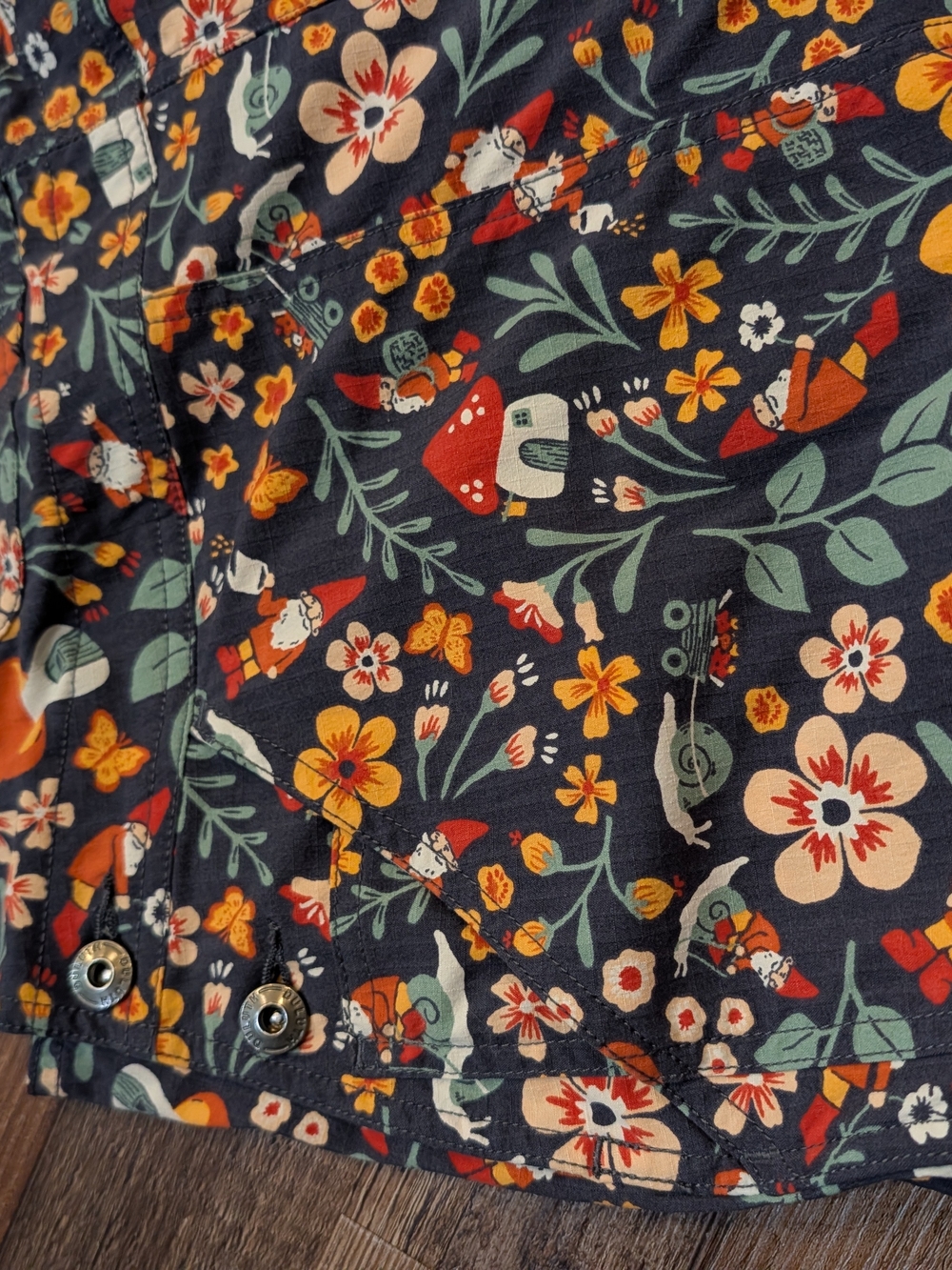 Duluth Heirloom Gardening Short Overalls Knome Mushroom Floral Snail Sz XL - Picture 11 of 16